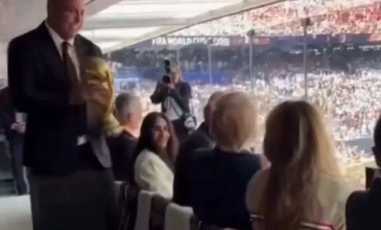 Photo of VÍDEO: Ronaldo Fenômeno leva taça da Copa do Mundo para Donald Trump tocar