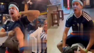 Photo of Torcedor argentino aparece fazendo gesto racista durante festa de comemoração em destino turístico baiano