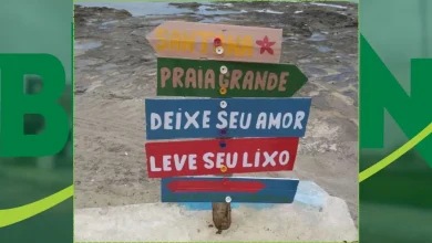 Photo of Gêmeo de suspeito preso por importunação em academia de condomínio ficou afastado do trabalho, diz delegada terça-feira, 28/07/2026 – 08h00 Por Redação  Gêmeo de suspeito preso por importunação em academia de condomínio ficou afastado do trabalho, diz delegada Foto: Reprodução / Redes Sociais O irmão gêmeo do jovem preso por suspeita de importunação sexual em uma academia de condomínio em Feira de Santana precisou se afastar de forma temporária do trabalho devido aos riscos provocados pela repercussão do caso.         A informação foi divulgada nesta segunda-feira (27) pela delegada Lorena Almeida, titular da Delegacia Especial de Atendimento à Mulher (Deam), responsável pelas investigações.     Pedro Henrique Sales foi preso na última sexta-feira (24) em um imóvel em construção abandonado em Simões Filho, na Região Metropolitana de Salvador (RMS). Ele é investigado por importunação sexual enquanto observava uma mulher, de 35 anos, que se exercitava na academia do residencial, localizado no Complexo Jardim Brasil.     Ao Acorda Cidade, parceiro do Bahia Notícias, a delegada informou que o irmão gêmeo do investigado colaborou com as investigações e acabou ficando afastado das atividades profissionais devido à repercussão do caso e de preocupações com a própria segurança.     “Ele deve retornar ao trabalho, às suas atividades normais, porque estava afastado por conta deste risco da repercussão do caso. E ele, ao atender o chamado da polícia, não nos desrespeitou nem nos afrontou”, afirmou a delegada.     CÂMERAS  Conforme a delegada, sem que a mulher percebesse, o suspeito teria virado as câmeras de monitoramento da academia em direção à parede antes de praticar o ato. Após perceber que havia sido filmado, o investigado deixou o local. A delegada explicou que a prisão preventiva foi motivada principalmente pela fuga do investigado.     “No momento em que a gente o encontrou, ele não quis se entregar, tentou fugir e não falou absolutamente nada sobre o fato em si, o que motivou ele, porque ele fez aquilo”, declarou.   EXPULSÃO DE CONDOMÍNIO   Os moradores do condomínio onde o investigado residia, localizado no bairro Registro, em Feira de Santana, aprovaram a expulsão. Entretanto, conforme explicou a delegada, essa decisão pode influenciar a análise da Justiça sobre um eventual pedido para que ele responda ao processo em liberdade.     AUDIÊNCIA DE CUSTÓDIA O investigado permanece à disposição da Justiça e deverá passar por audiência de custódia. Segundo Lorena Almeida, a definição sobre a data da audiência e sobre a manutenção ou não da prisão preventiva cabe à Justiça.        PM desarticula laboratório de drogas em conjunto habitacional de Feira de Santana terça-feira, 28/07/2026 – 07h40 Por Redação  PM desarticula laboratório de drogas em conjunto habitacional de Feira de Santana Foto: Divulgação / SSP-BA A Polícia Militar desarticulou um laboratório de drogas instalado em um apartamento do Condomínio Solar da Princesa Aeroporto, no bairro Santo Antônio dos Prazeres, em Feira de Santana, na tarde desta segunda-feira (27). A ação foi realizada por equipes do 25º Batalhão (BPM) após denúncias.     No imóvel, os policiais encontraram uma prensa hidráulica, quatro sacos e 39 porções de cocaína, três balanças de precisão, além de embalagens plásticas e pinos vazios utilizados para armazenar entorpecentes.     Segundo o comandante do 25º BPM, tenente-coronel Valnei Azevedo, as equipes seguem em diligência para identificar os responsáveis pelo imóvel e pelo material apreendido.     “Atingimos o nosso principal objetivo, que é desarticular o laboratório usado pelo tráfico de drogas. Estamos trabalhando incessantemente para identificar os responsáveis e levá-los à Justiça”, afirmou.     Todo o material foi apresentado na Central de Flagrantes de Feira de Santana, onde a ocorrência foi registrada. Com a operação, a Bahia chega à marca de 21 laboratórios de drogas desarticulados pelas forças de segurança em 2026.        Veículos são recuperados em operação contra desmanche clandestino em Porto Seguro terça-feira, 28/07/2026 – 07h00 Por Redação  Veículos são recuperados em operação contra desmanche clandestino em Porto Seguro Foto: Divulgação / Ascom PCBA Um carro e uma motocicleta com indícios de adulteração foram recuperados pela Polícia Civil durante uma operação realizada nesta segunda-feira (27), em Porto Seguro. A ação cumpriu um mandado de busca e apreensão em um imóvel investigado por funcionar como ponto de receptação e desmanche de veículos roubados.     Segundo a polícia, o local era utilizado para armazenar automóveis furtados ou roubados, adulterar sinais identificadores e guardar cargas subtraídas. A investigação apura crimes de roubo de veículos praticados com restrição da liberdade das vítimas, modalidade conhecida como sequestro-relâmpago.     Durante as diligências, também foram apreendidos um simulacro de arma de fogo, peças automotivas de origem suspeita e ferramentas usadas em desmanches clandestinos.     Os veículos e os demais materiais foram encaminhados para perícia, que irá verificar a procedência dos bens e a possível ligação com outras investigações conduzidas pela Delegacia de Repressão a Furtos e Roubos (DRFR) de Eunápolis. A operação contou com apoio da Deltur de Porto Seguro, da 1ª Delegacia Territorial e do Grupo de Apoio Tático e Técnico à Investigação (GATTI).       Em meio a investigações contra serviço do ferry, Governo da Bahia confirma pagamento de R$7 milhões a Internacional Travessias terça-feira, 28/07/2026 – 00h00 Por Maurício Leiro / Eduarda Pinto  Em meio a investigações contra serviço do ferry, Governo da Bahia confirma pagamento de R$7 milhões a Internacional Travessias Foto: Divulgação / Internacional Travessias O Governo do Estado da Bahia oficializou o pagamento de mais de R$ 7 milhões a Internacional Travessias Salvador S.A., responsável pela administração do sistema de Ferry-Boat entre Salvador e a Ilha de Itaparica, em meio a duas investigações em andamento contra a empresa por irregularidades na prestação do serviço. A informação foi confirmada por meio de publicação no Diário Oficial do Estado (DOE) nesta segunda-feira (27).      No documento oficial do governo estadual, a Agência Estadual de Regulação de Serviços Públicos de Energia, Transportes e Comunicações da Bahia (Agerba) reconhece o valor como uma dívida referente a um ajuste financeiro com a empresa e autoriza o pagamento à concessionária.     O ajuste, ou “reequilíbrio econômico-financeiro”, estaria relacionado a supostos serviços de manutenção das embarcações e custos de docagem e estaria previsto no contrato de operação do serviço. O valor do pagamento é de R$ 7,25 milhões.     Acontece que este pagamento por serviços de manutenção ocorre justamente enquanto a Internacional Travessias Salvador é investigada pelo Ministério Público da Bahia (MP-BA) e pela Agência Nacional de Vigilância Sanitária (Anvisa), e fiscalizada pelo Tribunal de Contas do Estado da Bahia (TCE-BA) por irregularidades no serviço e condições de estrutura e higiene precárias.     Vale destacar que a publicação no Diário Oficial não destaca quais e qual o período dessas manutenções realizadas pela empresa no serviço público. O Bahia Notícias entrou em contato com a Agerba para obter informações referentes aos serviços prestados pela Internacional Travessias que motivaram o pagamento do ajuste financeiro em questão. O espaço segue aberto para a manifestação da entidade.     AS DENÚNCIAS A denúncia partiu de ações do Coletivo Ativista Alê Okan. Segundo informações do grupo, as embarcações apresentam condições inadequadas nos sanitários, o que engloba a falta de água corrente, ausência ou deficiência de limpeza, acúmulo de lixo e resíduos, equipamentos danificados, ventilação precária e odores intensos.     No âmbito da promotoria estadual, a 3ª Promotoria de Justiça do Consumidor instaurou um inquérito civil para investigar as denúncias. Além disso, o MP-BA também investiga problemas gerais de conservação, manutenção preventiva e funcionamento das embarcações. A portaria cita ainda as fiscalizações da própria Agerba como elementos indicativos da materialidade dos fatos.     A mesma denúncia do Coletivo provocou a aplicação de uma multa de R$ 600 mil pela Anvisa, no último dia 13 de julho, contra a Internacional Travessias Salvador. Em um processo administrativo, a Agência investigou as irregularidades sanitárias apontadas e confirmou a aplicação da penalidade.     E não é a primeira vez que a concessionária é punida pelo órgão federal por falta de higiene: em 2024, a Internacional Travessias já havia sido multada pela Anvisa em R$ 300 mil.     Por fim, a última atualização sobre as denúncias contra a empresa é a instauração de uma fiscalização da atuação da empresa, por parte do TCE-BA. A decisão proposta pelo conselheiro Inaldo Araújo foi aprovada por unanimidade pelo órgão no último dia 21 de julho, conforme informações obtidas pelo Bahia Notícias.     A fiscalização é motivada por uma auditoria realizada pelo Tribunal no sistema ferry-boat que identificou problemas críticos que persistem ao longo do tempo. De acordo com a entidade, foi registrada a falta de manutenção e o estado precário geral dos barcos utilizados no sistema.       Taxas de municípios do Litoral Sul colocam a Bahia na liderança nacional em cobranças unitárias de preservação