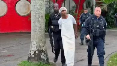 Photo of Homem com fuzil invade escola e tenta se passar por merendeiro para fugir da PM