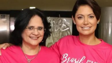 Photo of Damares explica ausência de Michelle em anúncio de vice de Flávio: “Está fazendo comida para o marido”