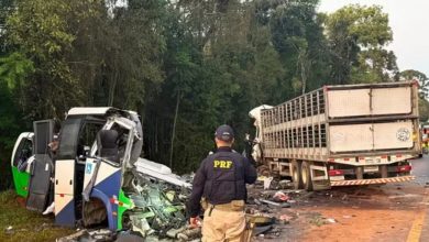 Photo of Grave acidente entre micro-ônibus e carreta mata mais de 20 pessoas no Paraná