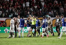 Photo of VÍDEO: Arthur Cabral é expulso após cobrir a boca em discussão com Jair Ventura; entenda nova regra