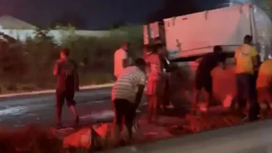 Photo of Caminhão-baú tomba na BR-324 e carga é saqueada em Conceição do Jacuípe