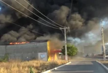 Photo of Incêndio de grandes proporções destrói galpão de loja de variedades no Centro Norte baiano