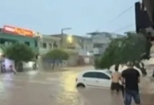 Photo of Chuva alaga comércios, invade creche e arrasta veículos em Macaúbas