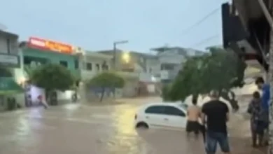 Photo of Chuva alaga comércios, invade creche e arrasta veículos em Macaúbas